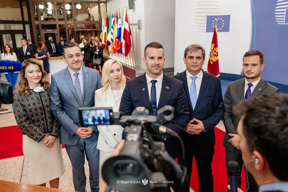 Veliko bravo za Ministarstvo finansija na čelu sa ministrom Vukovićem, kao i direktoricom Direktorata za upravljanje javnim investicijama i politiku javnih nabavki Jovetić - koji su uradili sjajan posao oko zahtjenog poglavlja 5 i sve nas učinili ponosnim! Naravno, Ministarstvo