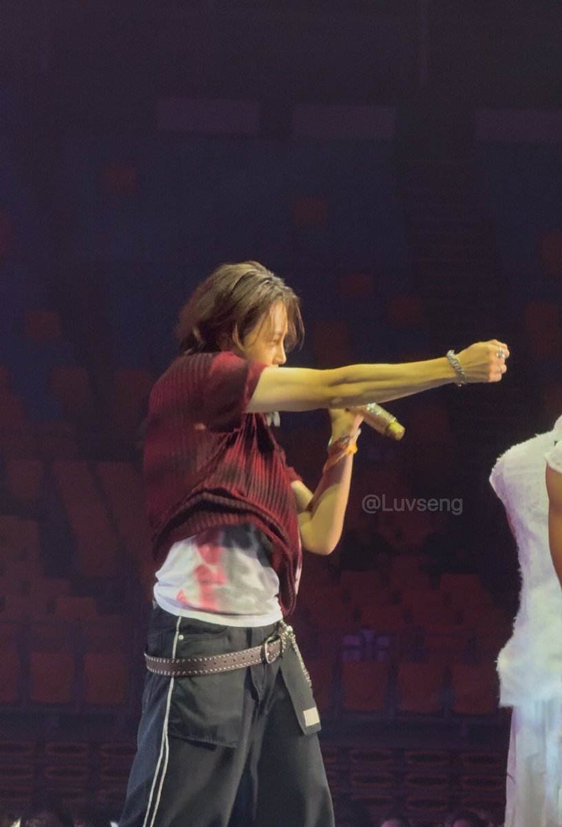 하성운 전완근이 개미침...🙏