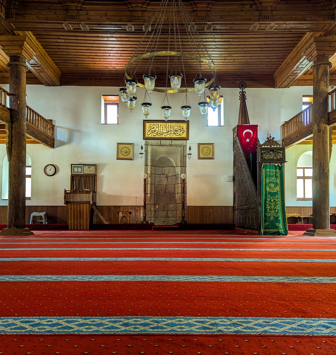 “gidip, küçük bir caminin iki vakit arasındaki tenhalığına bağdaş kurduğumuzda, artık dünyanın orta yeri biz oluruz.”