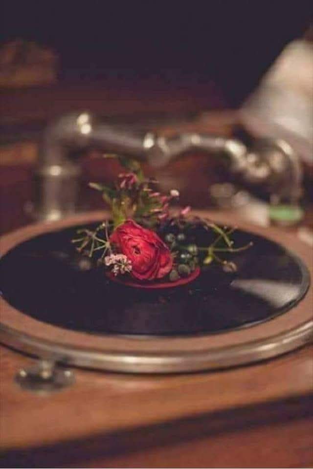 Hayatlar evler gibi olabilse keşke. 
Kapısına kilit vurup biraz dışarı çıkabilseniz.
Selam veren tanıdıklara, 'Kusura bakmayın ben bir süreliğine ben değilim, kendim de. 
Tatildeyim' diyebilseniz.