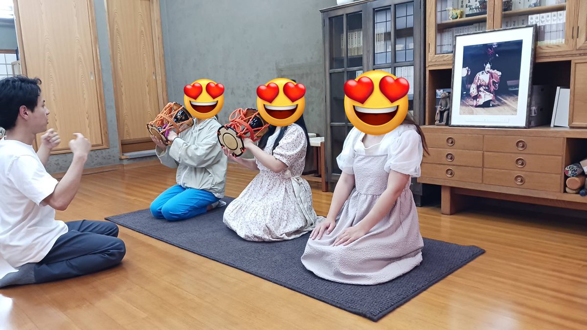 【活動報告】
6/26（木）、小鼓のお稽古の見学に伺いました！
お稽古の見学が終わった後には、小鼓の体験もさせていただきました🙌小鼓の打ち方を教わったり、部員の知っている謡に合わせて実際に小鼓を打ってみたりと、とても充実した時間を過ごさせていただきました😊ありがとうございました！