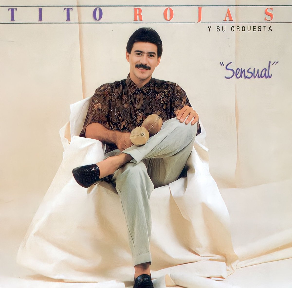 El jueves 28 de junio de 1990, el sello Musical Productions lanzó ‘𝗦𝗲𝗻𝘀𝘂𝗮𝗹’, el álbum que marcaría un punto de inflexión en la carrera de Tito Rojas. Este trabajo no sólo dio inicio a una nueva etapa al frente de su propia orquesta, sino que también afianzó su camino como