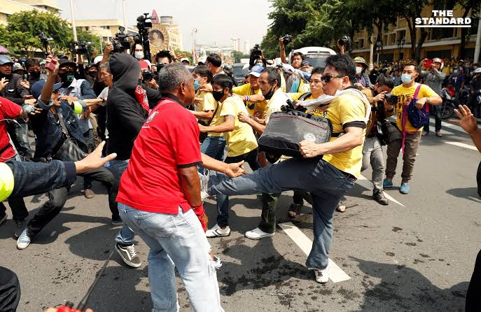 ผู้นำม็อบคนเดิม ที่ทำลายประเทศ ไม่ว่าจะฝั่งไหนก็เถอะ ฉันจะไม่หลงเชื่อใครอีกแล้ว  เกิดมา อายุ 28 ปี เจอแต่คำหลงหลอก ปั่นหัว ไม่รู้ว่าใครจริงใจกับเราบ้าง ทำเพื่อปรพเทศชาติ ???  อย่าโง่หลงเชื่อครั้งที่ 2 🧐🧐🧐 #ม็อบ28มิถุนา