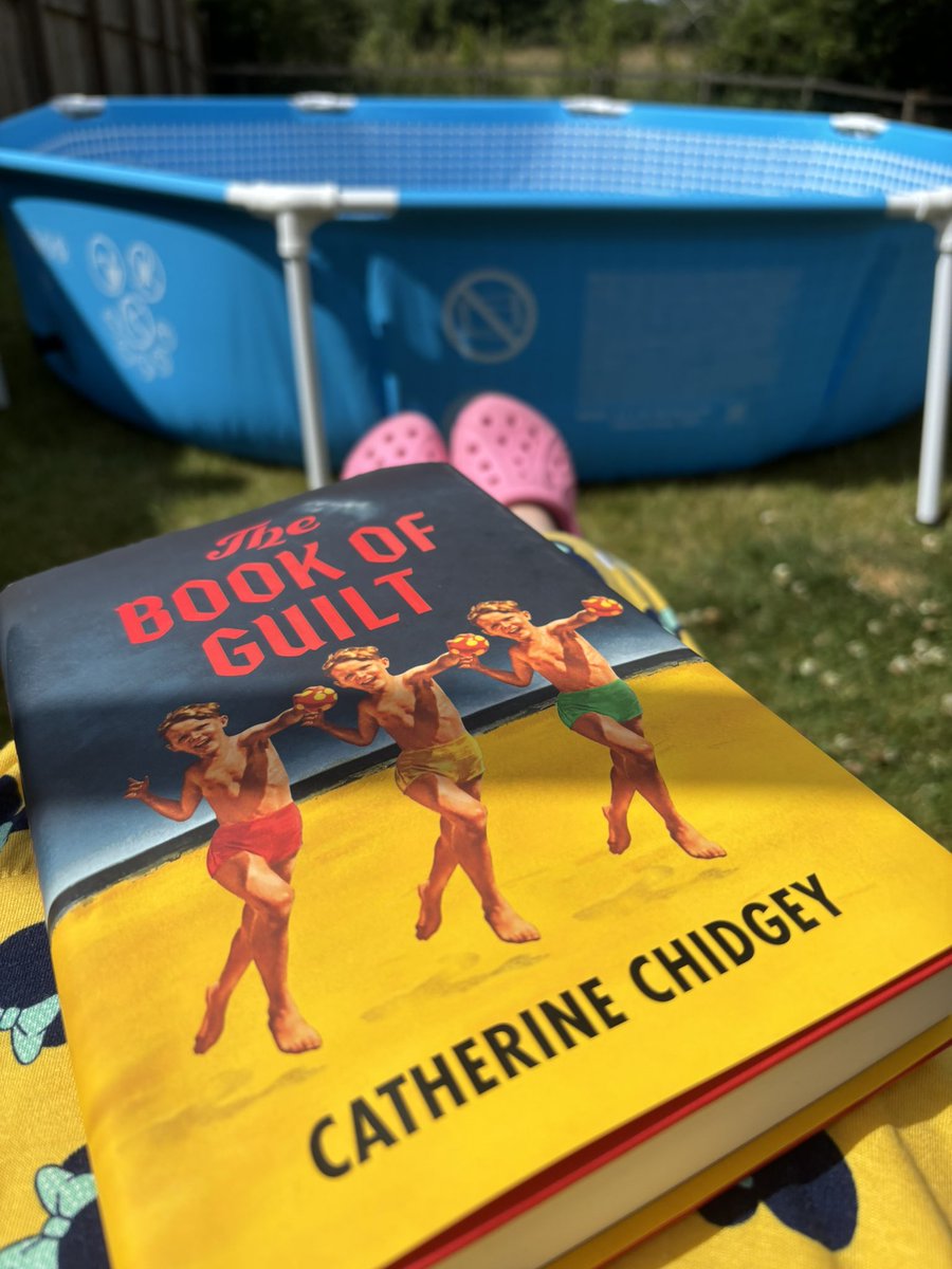 Some poolside reading ❤️🌞