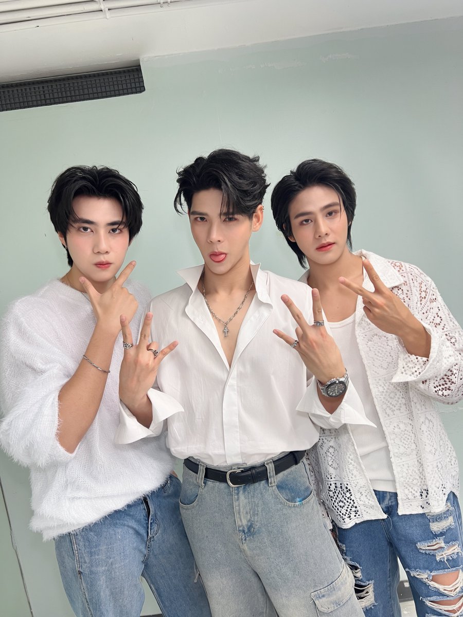 ThuengSamutOFC's tweet photo. แก๊งหมอตัวแสบมาแล้วฮะะะะะ
มาชวนทุกคนไปดู TRAILER กัน! 🤩
@Arm_Chaiyapat @smt_sumethee @krismon426
ใครดูแล้วชอบฉากไหนบ้างมาคอมเมนต์บอกกันหน่อยค้าบพี่ๆ พวกผมอยากรู้ค้าบ🥺🥺🥺
TRAILER DOCTOR’S MINE
#1stHandShakeWithDM
#DoctorsMine
#หมอน่ารักคนนี้เป็นของผม https://t.co/QBdqrS27Kz