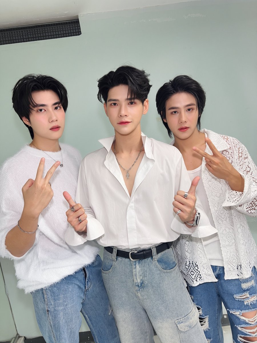 ThuengSamutOFC's tweet photo. แก๊งหมอตัวแสบมาแล้วฮะะะะะ
มาชวนทุกคนไปดู TRAILER กัน! 🤩
@Arm_Chaiyapat @smt_sumethee @krismon426
ใครดูแล้วชอบฉากไหนบ้างมาคอมเมนต์บอกกันหน่อยค้าบพี่ๆ พวกผมอยากรู้ค้าบ🥺🥺🥺
TRAILER DOCTOR’S MINE
#1stHandShakeWithDM
#DoctorsMine
#หมอน่ารักคนนี้เป็นของผม https://t.co/QBdqrS27Kz