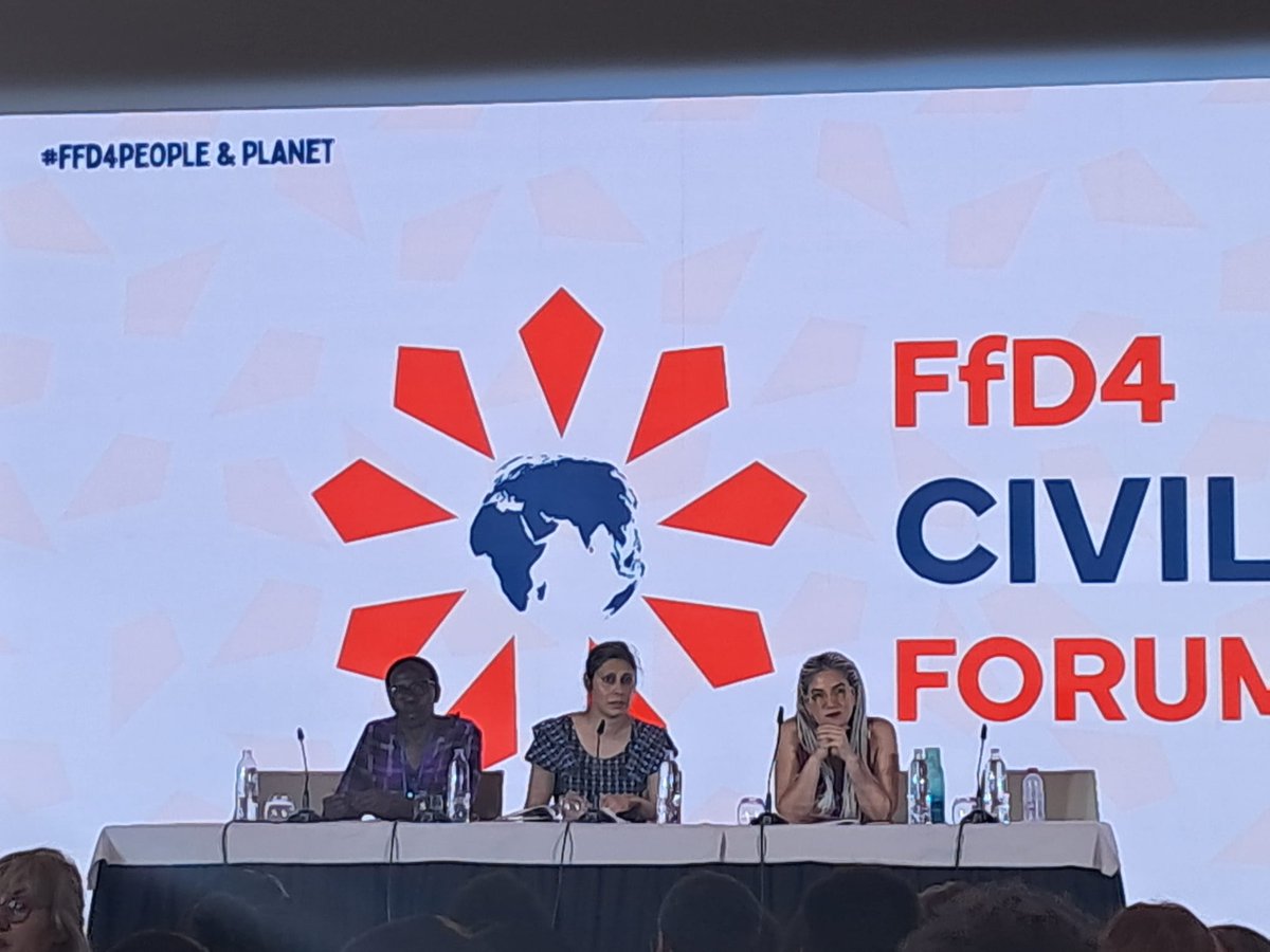 Organizaciones sociales de todo el mundo exigen una economía global justa, paz, respeto por el medio ambiente y los derechos humanos, igualdad...   

#Palestina muy presente en el 💔  En el Foro de la Sociedad Civil de la #FfD4 en Sevilla