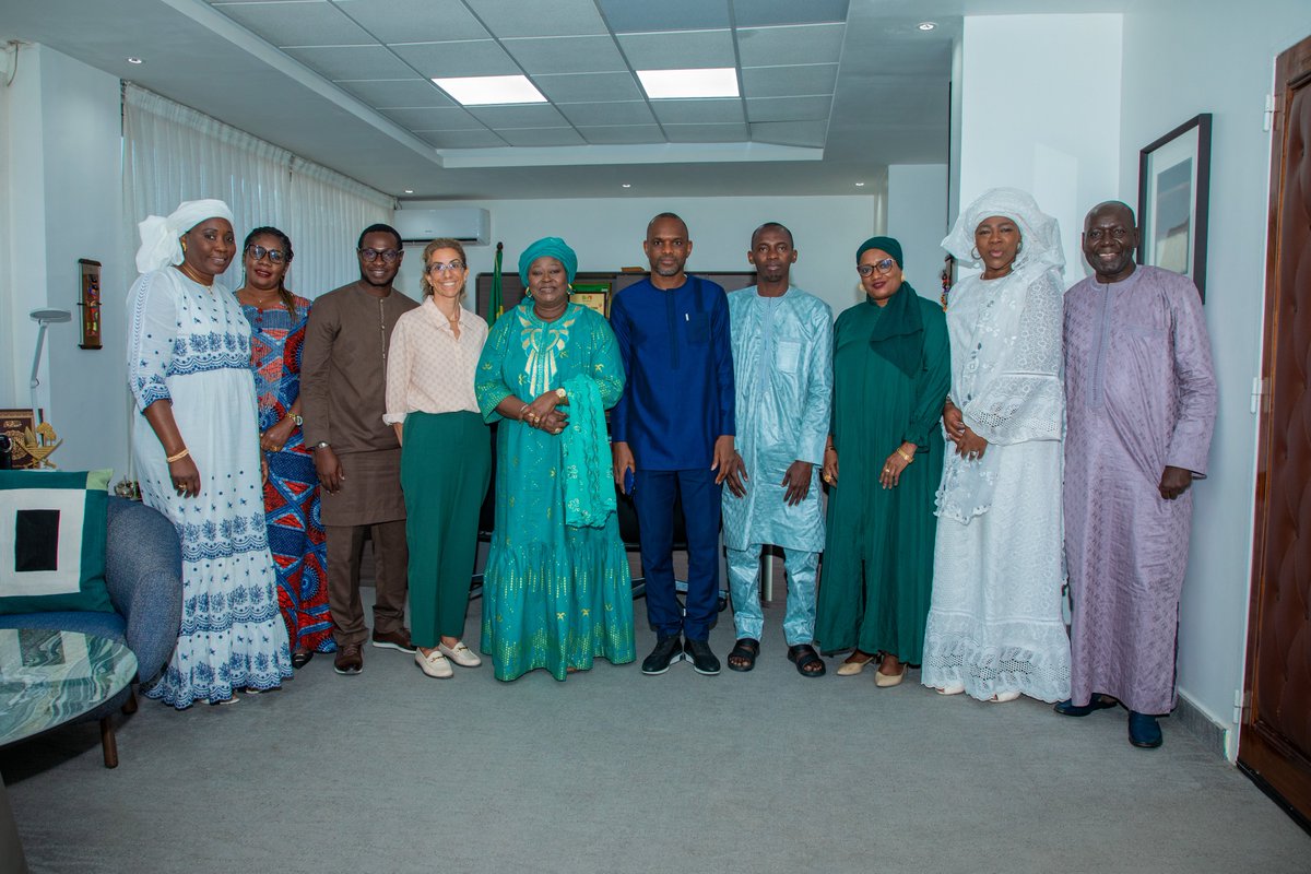 Dakar, 27 juin – L'UNFPA a été reçu par Mme Maimouna DIEYE, Ministre de la Famille et des Solidarités. Une audience pour renforcer notre partenariat stratégique ! 
Échanges sur les projets, #Sénégal2050,  #JMP, #SWEDD+. Volonté commune de protéger familles et groupes vulnérables.