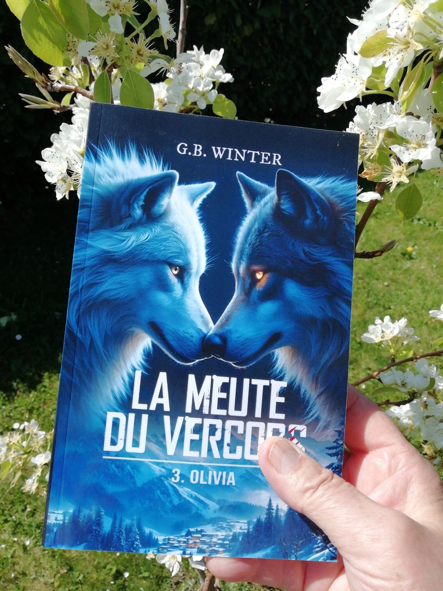 🐺Les yeux d'Olivia devinrent argentés. Sa louve prête à émerger, alors que celle de Tina se recroquevilla. La louve d'Olivia était si puissante que la jeune femme était terrifiée. Tina n'était pas de taille à l'affronter. 🐺 Découvrez la suite dans mon roman.😍