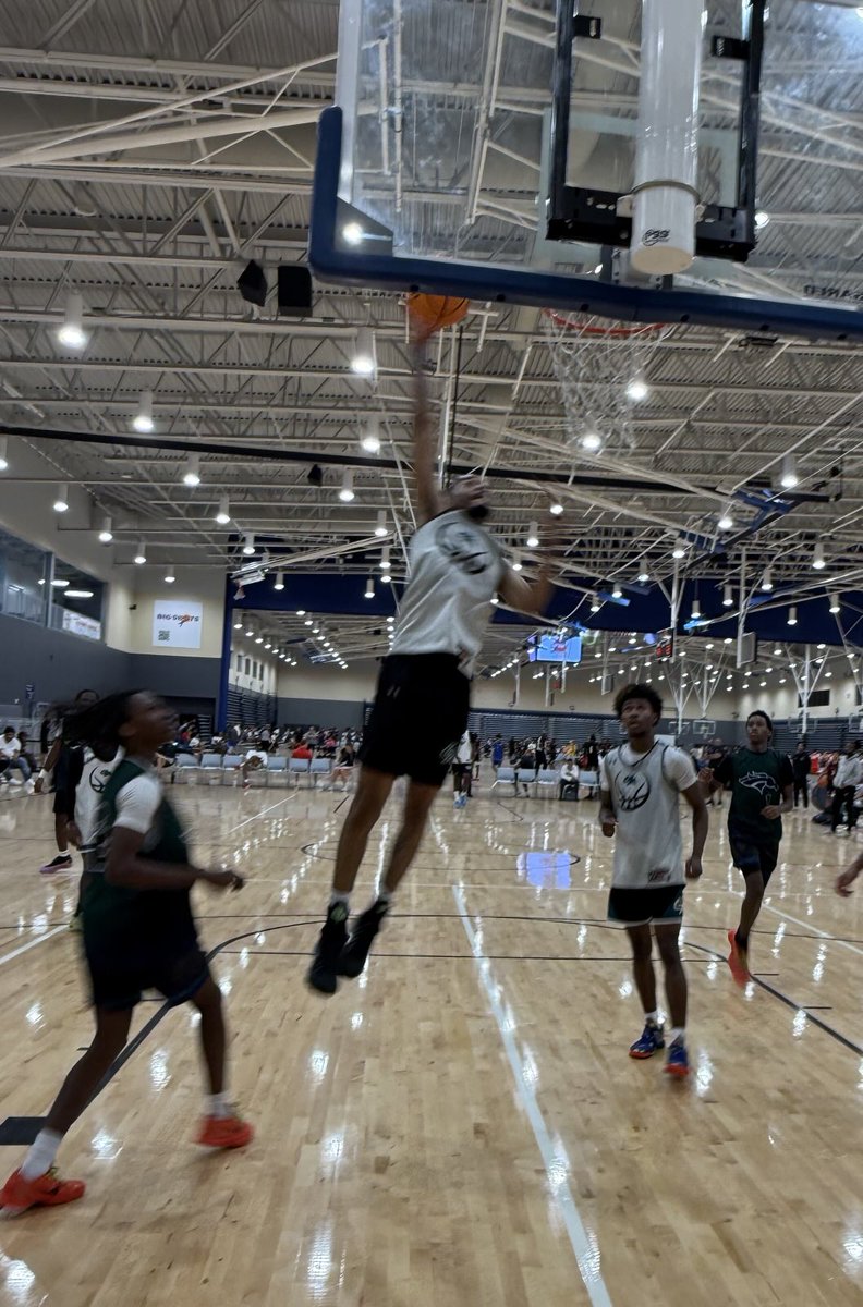 NorfolkKnights's tweet photo. Glen Allen’s high flying All State wing Faron Friend explodes off the baseline for this finish against Green Run. One of Virginia’s top prospects. #BigShots #ECLShowcase @BigShotsToday @BigShotsGlobal https://t.co/pufQ53LaXL