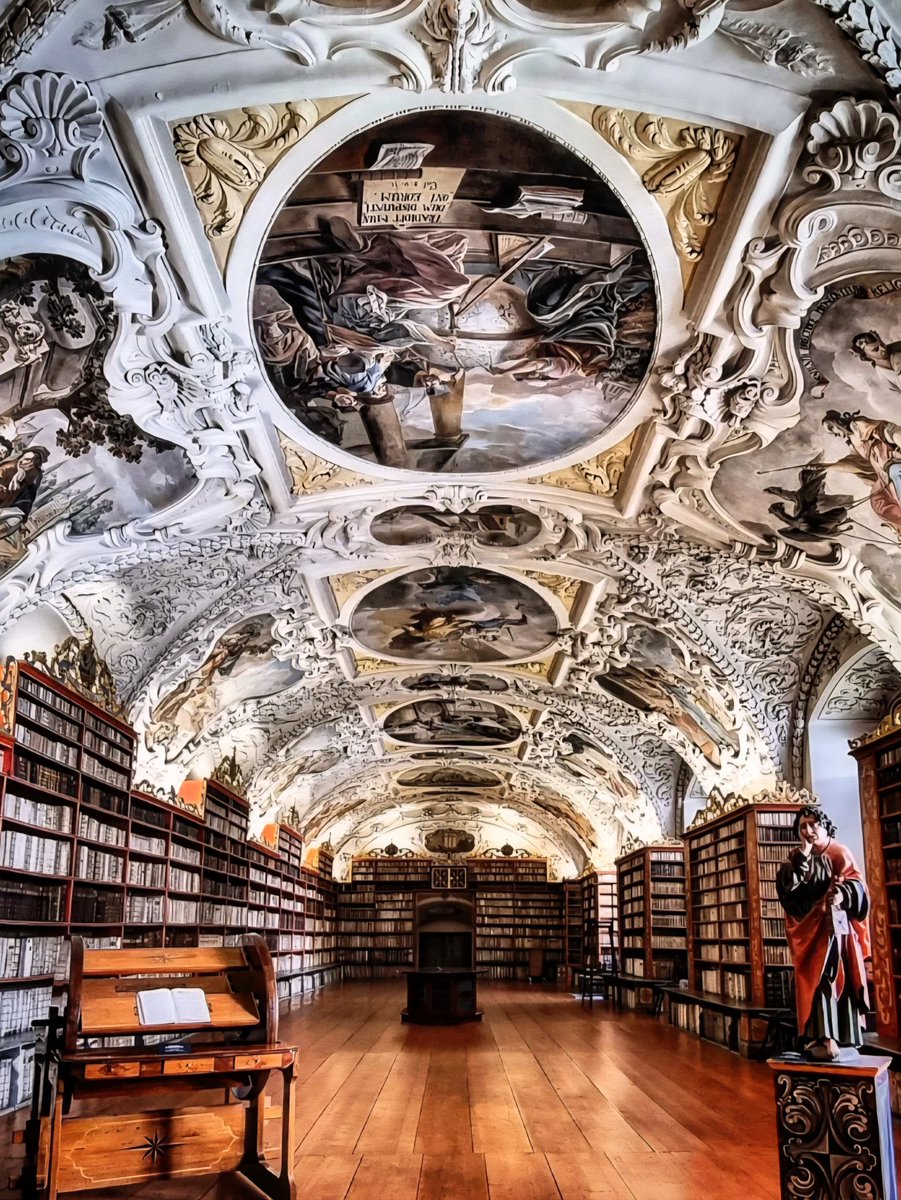 A algunas bibliotecas solo les falta un buen sillón.