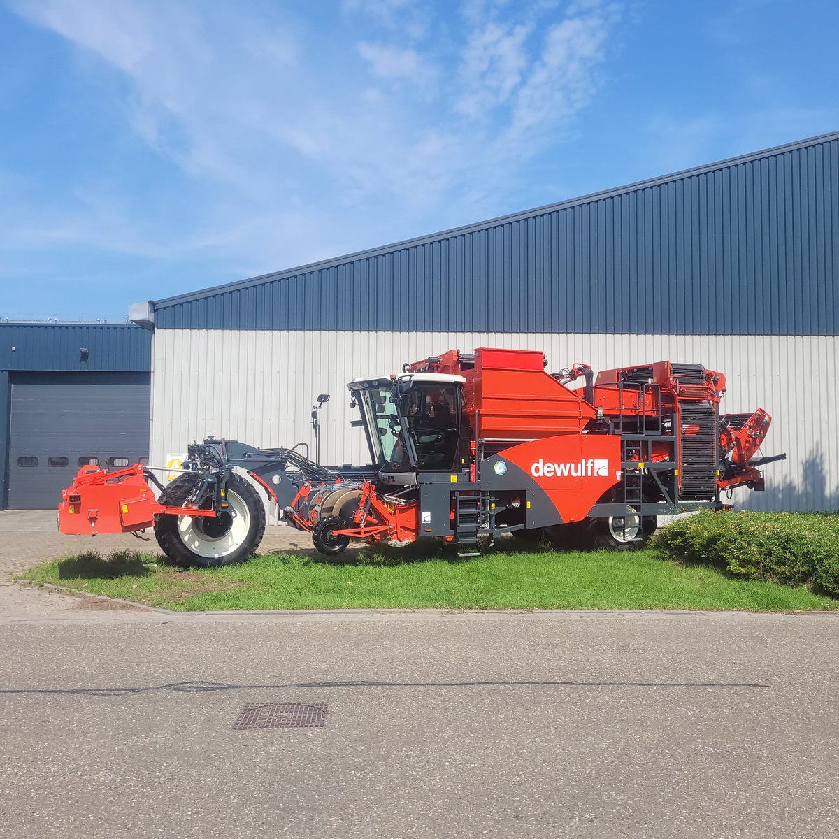 En nog een mooie aflevering! Een Dewulf RA 3060 voor Loonbedrijf van Dun. Van harte proficiat met deze fantastische machine!