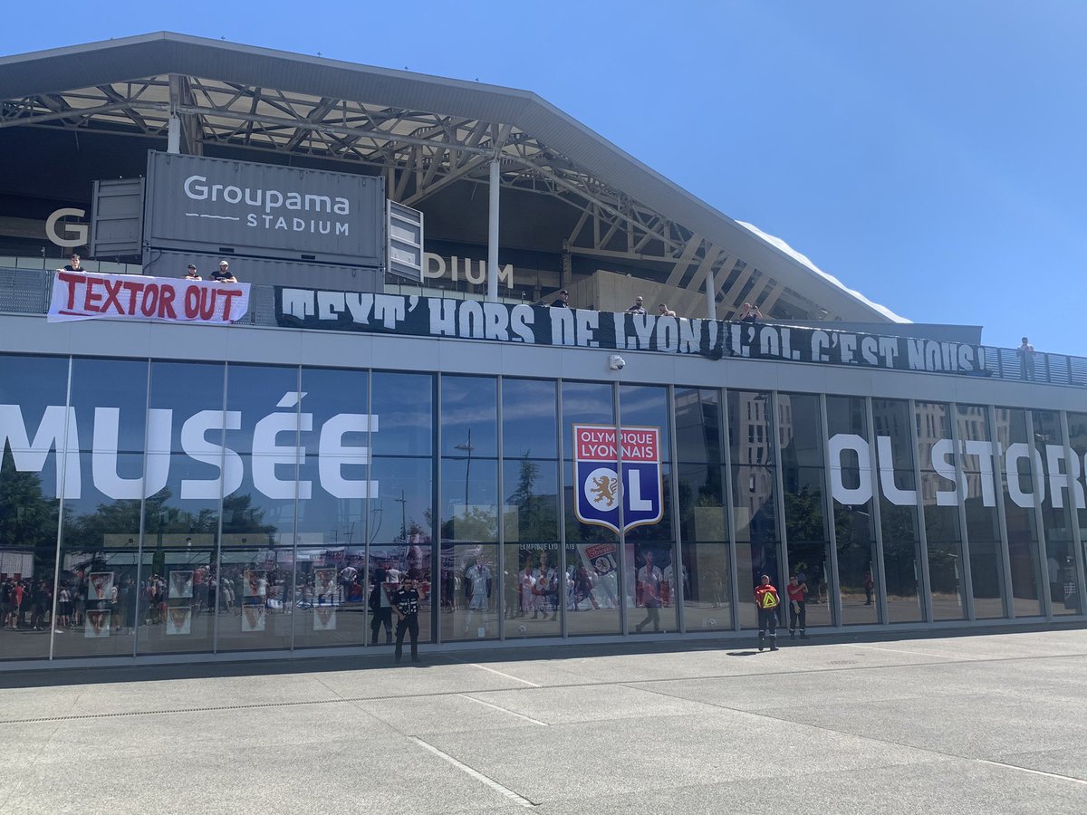 oetl's tweet image. Chant improvisé sur Textor : « C’est un Américain qui ne sert à rien, Textor, casse toi, l’OL n’est pas à toi »

#OL #Textor