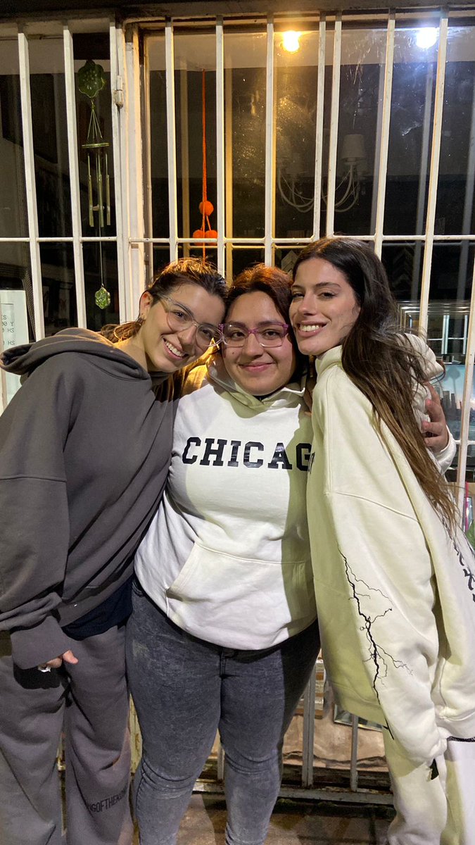 Feliz cumple a una personita muy especial🥺gracias por hacernos felices, por tus abrazos, las charlas maravillosas que siempre tenemos🥺❤️‍🩹 te amamos mucho Sofi🫶🤍 Es hermoso verte cumplir tus sueños y seguirte en todo lo que haces🫶❤️
<a href="/SofiSantos_/">sofia</a> te amamo mucho 🤍