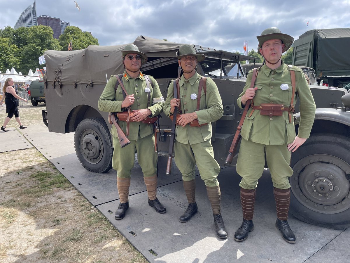 klaasm67's tweet image. Het is zo heet op deze Veteranendag in Den Haag, dat het KNIL inmiddels de bewaking van het Malieveld heeft overgenomen. 😅 #Veteranendag