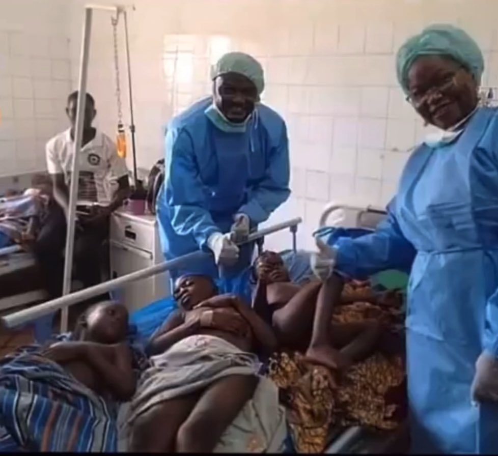 kodjo_vi's tweet photo. Le pays est dirigé comme une république bananière. Après 20ans de pouvoir, Gnassingbé n'a pas construit d'hôpital, d'école ; routes vétustes, jeunesse au chômage en + d'une vie chère malgré l'explosion de la dette publique. Une minorité corrompue s'enrichit sur le dos du peuple. https://t.co/jZJVt6Lo1I