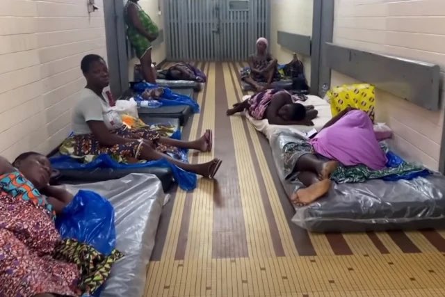 kodjo_vi's tweet photo. Le pays est dirigé comme une république bananière. Après 20ans de pouvoir, Gnassingbé n'a pas construit d'hôpital, d'école ; routes vétustes, jeunesse au chômage en + d'une vie chère malgré l'explosion de la dette publique. Une minorité corrompue s'enrichit sur le dos du peuple. https://t.co/jZJVt6Lo1I