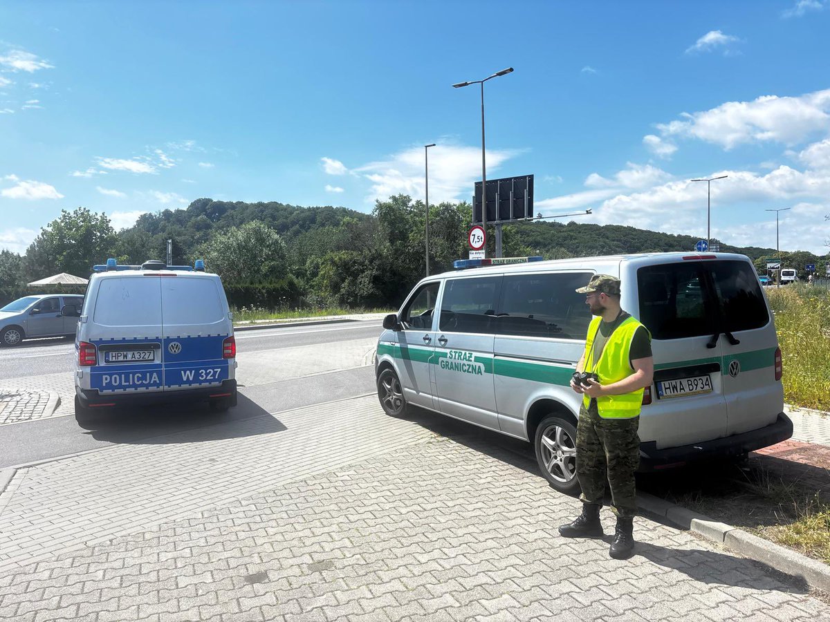 Funkcjonariusze Straży Granicznej wraz z policjantami z Komendy Miejskiej Policji w Świnoujściu sprawdzają tereny przejść granicznych. Są obecni są nie tylko na głównych przejściach, ale także w miejscach, gdzie ruch odbywa się pieszo i rowerowo.

📸 KWP Szczecin