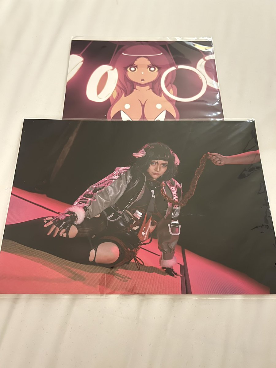 Manyakis (@manyakisart) on Twitter photo Thank you <a href="/3ronais3/">Eloise ❤️What's cooking good looking? ❤️</a> for the prints!
Believe it or not, they're huge.
(And the print sizes are huge too.)
The prints I gave her are sadly small in comparison.
(Like, 4 inches small...) Thank you <a href="/3ronais3/">Eloise ❤️What's cooking good looking? ❤️</a> for the prints!
Believe it or not, they're huge.
(And the print sizes are huge too.)
The prints I gave her are sadly small in comparison.
(Like, 4 inches small...)