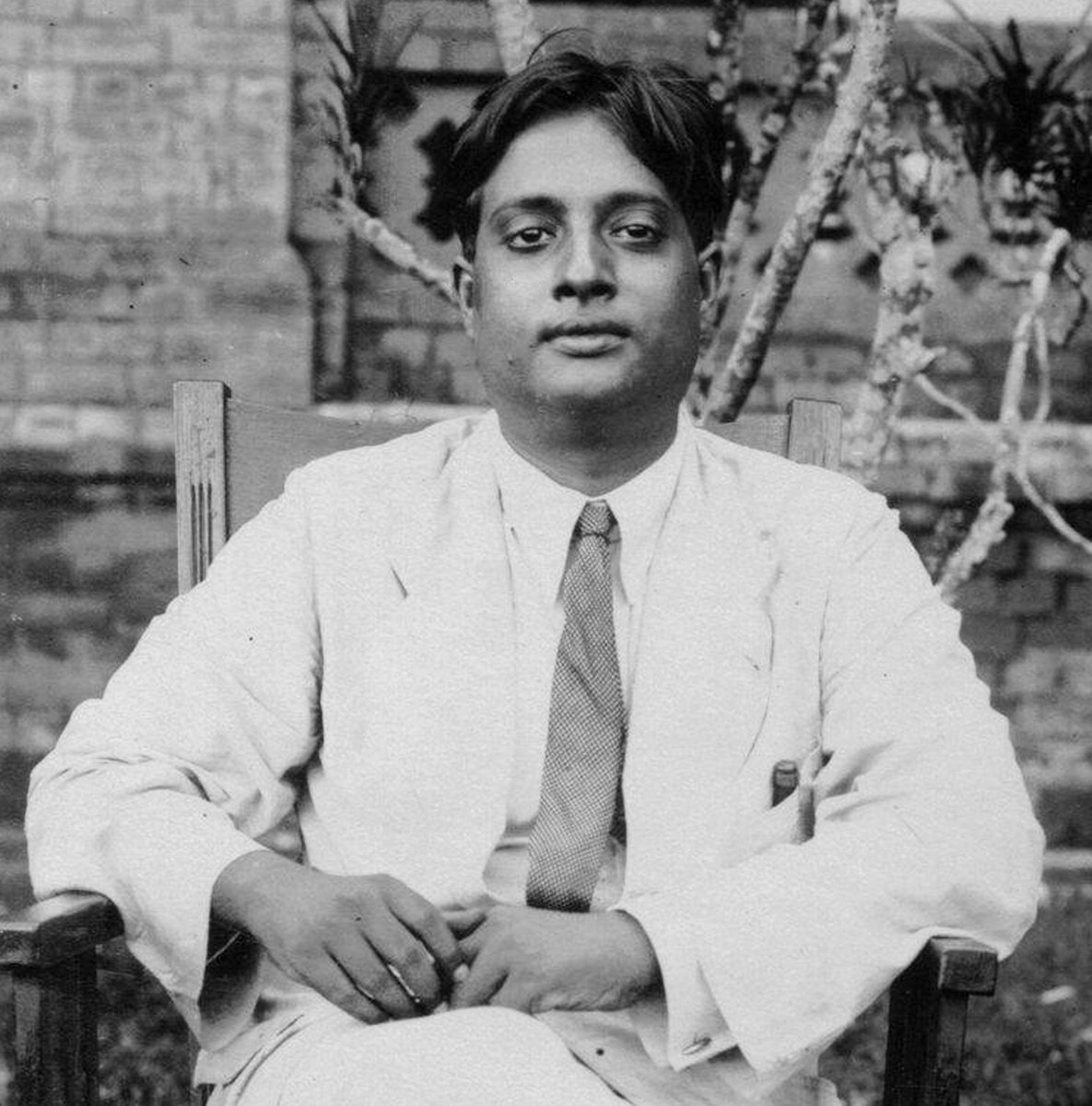 In the 1920s, the little-known physicist Satyendra Nath Bose devised a theory describing collectivist particles. Today, those particles bear his name: Bosons. quantamagazine.org/matter-vs-forc…