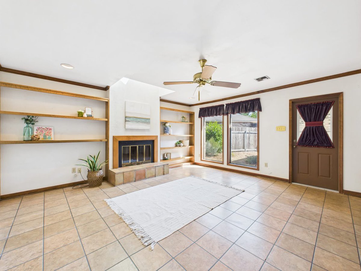 TylerAlbrecht10's tweet image. ✨NEW LISTING✨
117 Stonewood Cir | $215K
2 bed / 2 bath + bonus room in quiet cul-de-sac near Kaliste Saloom 🌿 Vintage charm: Mexican tile, skylights, atrium, &amp;amp; fireplace. Covered patio, 2-car garage, newer roof.
📲 #TalkToTyler