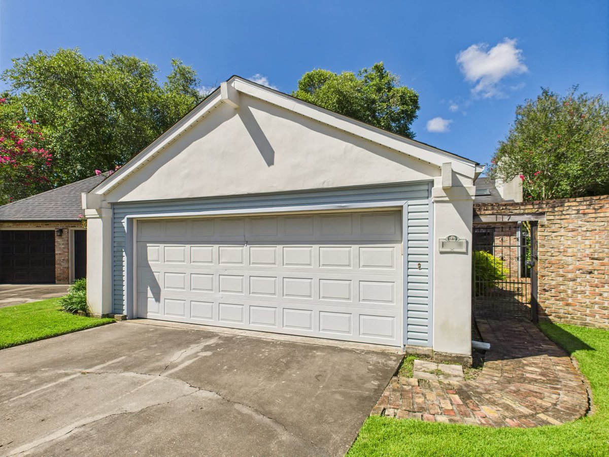 TylerAlbrecht10's tweet image. ✨NEW LISTING✨
117 Stonewood Cir | $215K
2 bed / 2 bath + bonus room in quiet cul-de-sac near Kaliste Saloom 🌿 Vintage charm: Mexican tile, skylights, atrium, &amp;amp; fireplace. Covered patio, 2-car garage, newer roof.
📲 #TalkToTyler