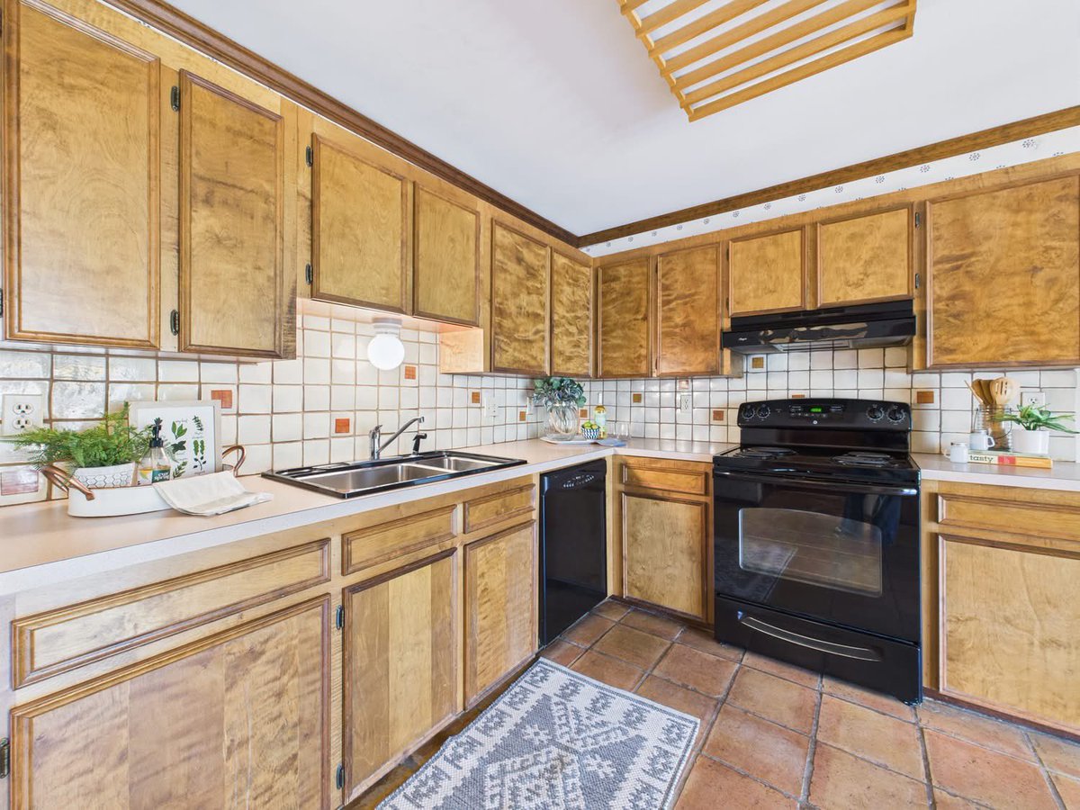 TylerAlbrecht10's tweet image. ✨NEW LISTING✨
117 Stonewood Cir | $215K
2 bed / 2 bath + bonus room in quiet cul-de-sac near Kaliste Saloom 🌿 Vintage charm: Mexican tile, skylights, atrium, &amp;amp; fireplace. Covered patio, 2-car garage, newer roof.
📲 #TalkToTyler