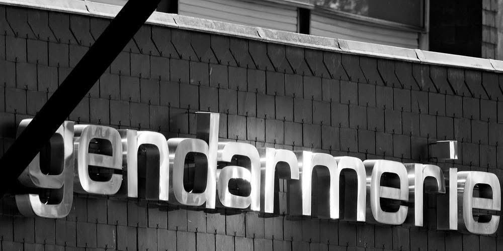 Je viens d’apprendre la mort du commandant Stéphane PLISSON, commandant l’escadron 42/2 de gendarmerie mobile de Guéret. Il se trouvait en déplacement avec son unité, à Plum, au Sud-Ouest de mon île natale, la Nouvelle-Calédonie. Et cela dans le cadre des opérations de maintien