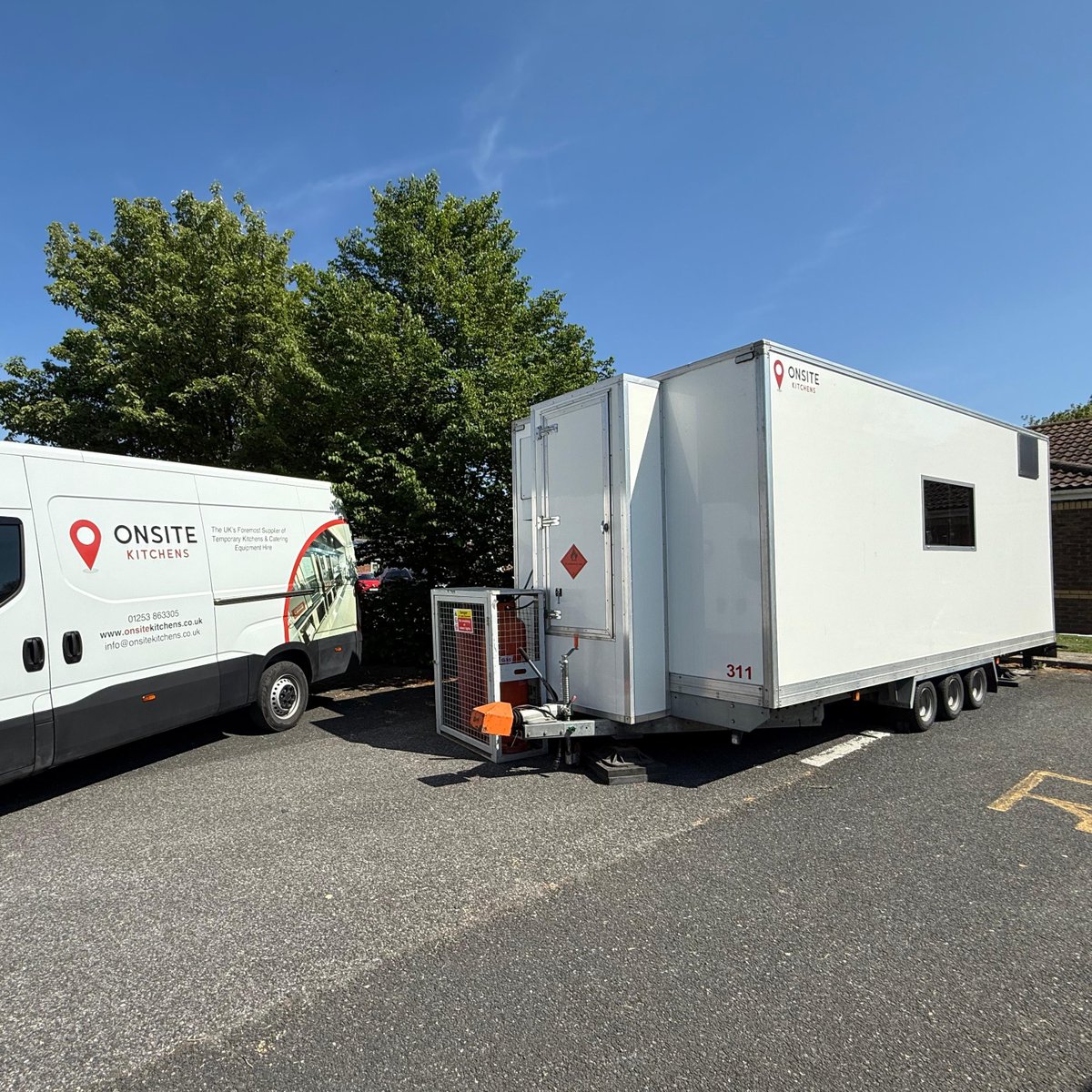 On_Site_Kitchen's tweet photo. #EMERGENCY KITCHENS

Trailer kitchen dropped off at #carehome following a critical failure of their kitchen canopy system. 

Contact us for a fast turnaround.

#nursinghome #resthome #hotels #foodanddrink #disasterplan #insurance #disasterplanning

https://t.co/VBvobM2Jos https://t.co/HvFcYvyZE7