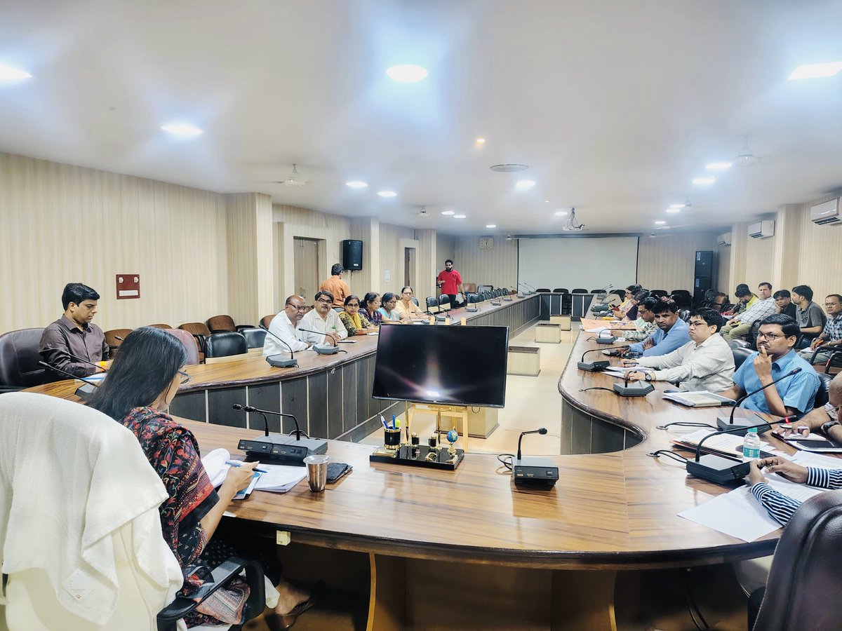 जिला पोषण समिति की बैठक में FRS में💯% प्रगति करने, कार्य नहीं करने वाले संविदा कार्मिकों की सेवा समाप्ति, शिकायतों का नियमानुसार निस्तारण करने, प्रधानमंत्री मातृ वंदना योजना के पात्र लाभार्थियों को लाभ देने व पुष्टाहार वितरण आदि की समीक्षा कर संबंधित को आवश्यक निर्देश दिये।