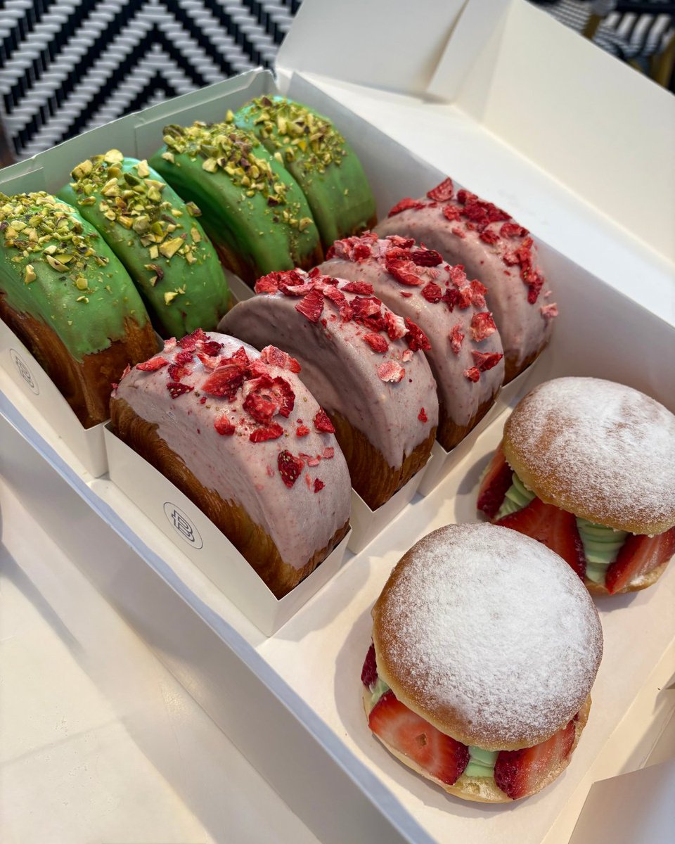 Dreaming of strawberry and pistachio bites 🍓✨☁️

#strawberry #pistachio #pastries #parisbaguette #pb