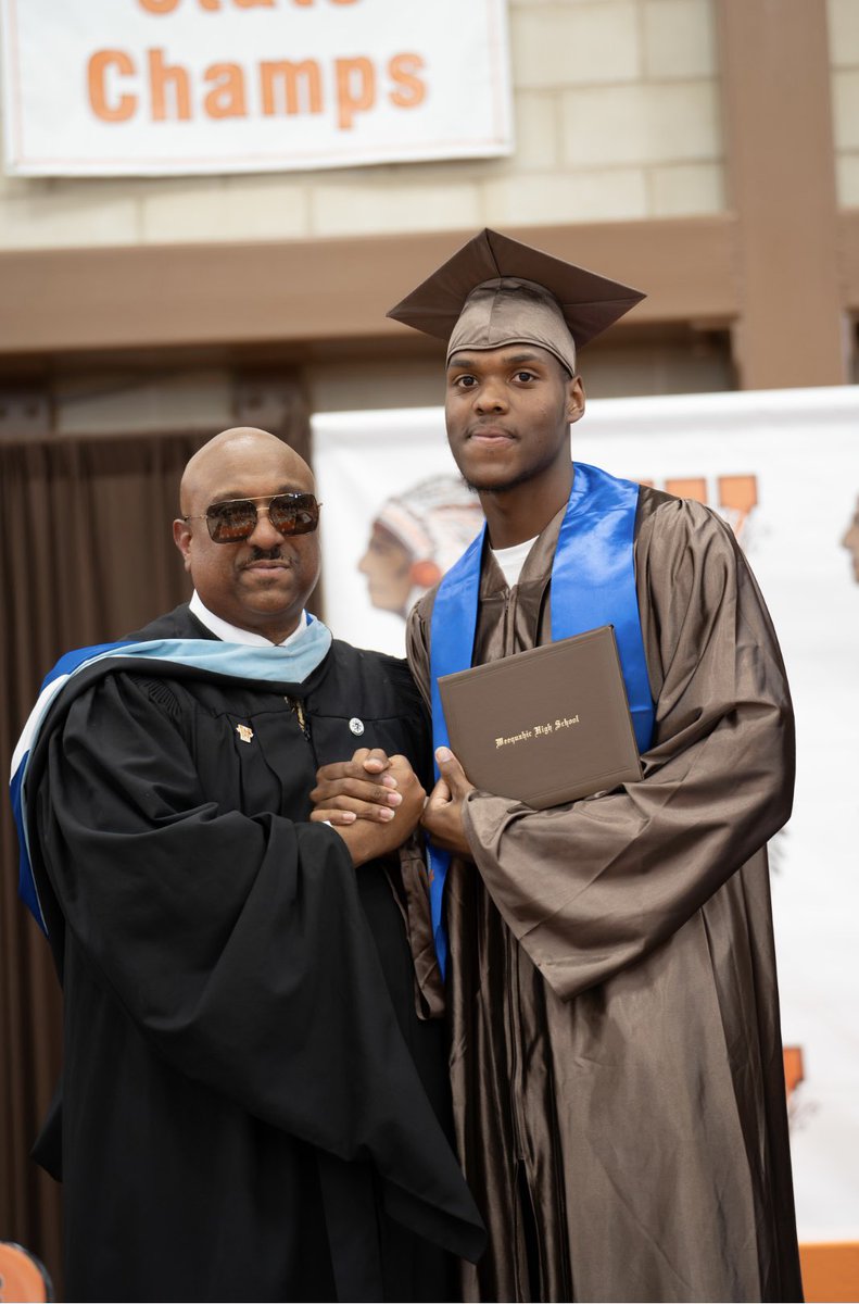 weequahic_mbb's tweet photo. Say Hello to our New Alumni #Graduation25 https://t.co/V068oe6nOi