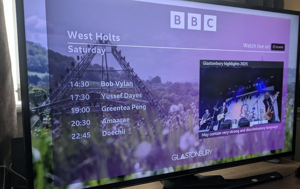 mtrigby's tweet image. The Beeb acting like @KNEECAPCEOL don&apos;t even exist 😂😂😂😂😂 There&apos;s just a three-hour gap between artists 🙃

#Glastonbury #Kneecap