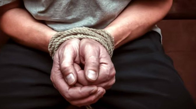 NewsEdition_1's tweet image. झूठे अपहरण का पर्दाफाश, एयर इंडिया का पायलट और किसान नेता समेत 5 गिरफ्तार

#GreaterNoidaNews #FakeKidnapping #AirIndiaPilot #JewarAirport #NoidaCrime #UPPolice #HighCourtPetition #BreakingNews