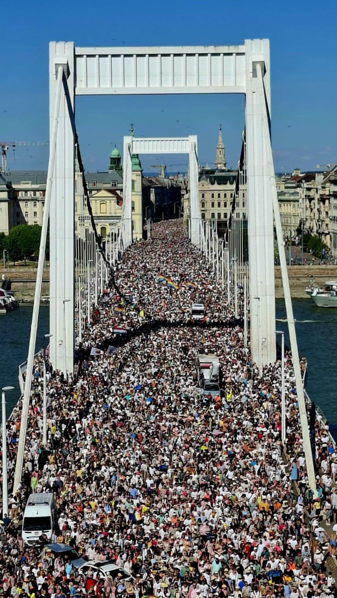 Decenas de miles de personas desafían al régimen autoritario de Viktor Orban y asisten a la prohibida Marcha del Orgullo en Budapest 🌈