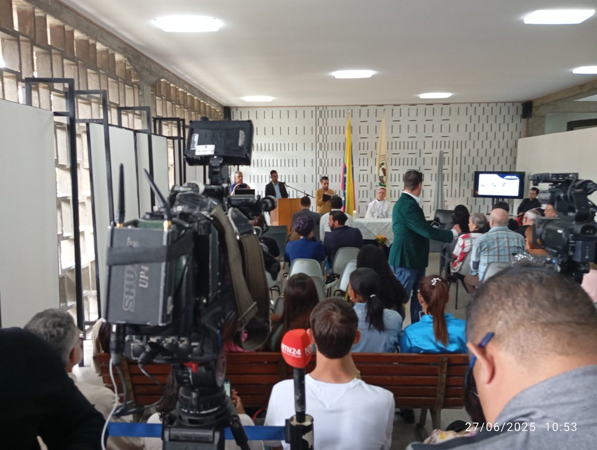 Conmemoramos el #DíaDelPeriodista Ayer #27Jun ,en la #UCV . Unimos esfuerzos con #ECSUCV y @UCVnoticias   para el conversatorio "El Periodismo marcando huella. La profesión que trasciende".  Un espacio de reflexión sobre los retos del periodismo en Venezuela.
