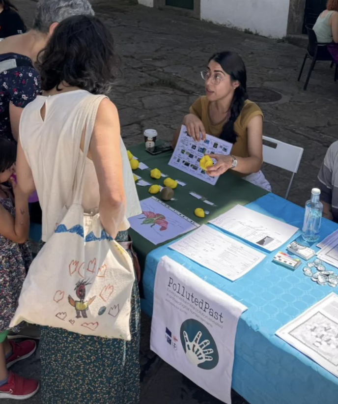 Today, during the Fiestas del Barrio de San Pedro (Santiago de Compostela), members of the PollutedPast project are teaching about pollen, archaeology, and medieval writing in science day. 
Thank you Noemí, Arancha, Jaime and Raul. ☺️