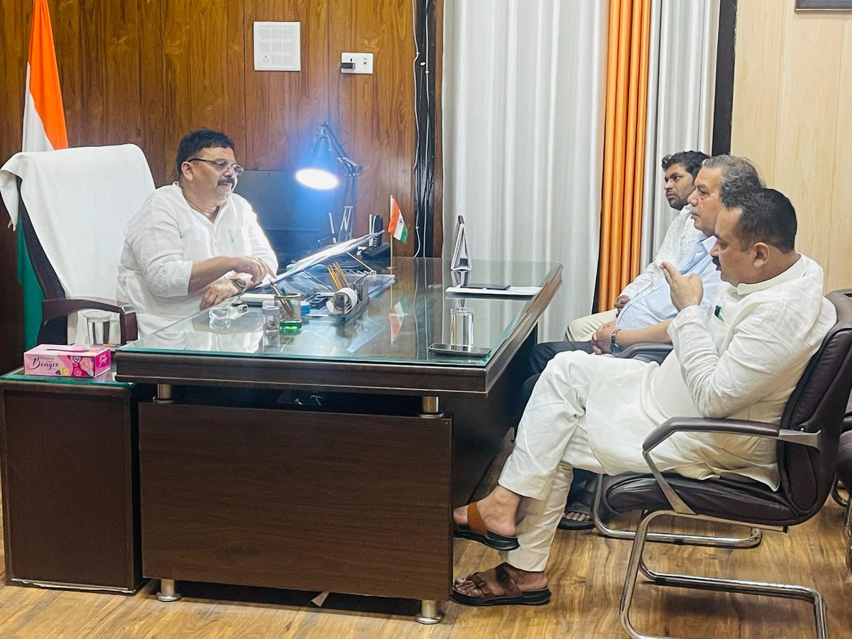 MlaSanjayPratap's tweet photo. उत्तर प्रदेश सरकार में माननीय राज्य मंत्री (स्वतंत्र प्रभार) श्री रवीन्द्र जायसवाल जी से लखनऊ में शिष्टाचार भेंट कर क्षेत्रीय समस्याओं एवं सुझावों से पत्राचार के माध्यम से अवगत कराया।
@RavindraMoS_IC https://t.co/UMM3opB76G
