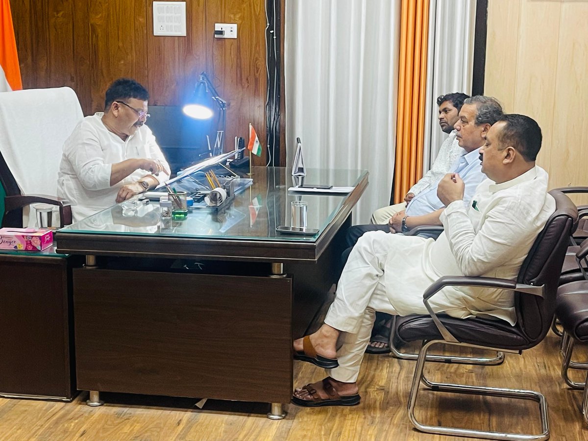 MlaSanjayPratap's tweet photo. उत्तर प्रदेश सरकार में माननीय राज्य मंत्री (स्वतंत्र प्रभार) श्री रवीन्द्र जायसवाल जी से लखनऊ में शिष्टाचार भेंट कर क्षेत्रीय समस्याओं एवं सुझावों से पत्राचार के माध्यम से अवगत कराया।
@RavindraMoS_IC https://t.co/UMM3opB76G