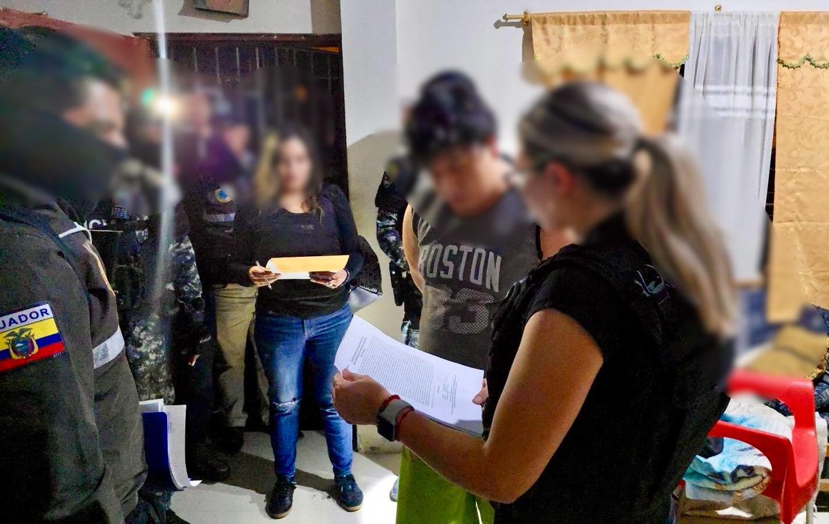 rgarcia25S's tweet photo. #ATENCIÓN | #Guayas: en el marco de una investigación previa por #PornografíaInfantil, #FiscalíaEc y @PoliciaEcuador ejecutaron esta madrugada un operativo en el sector de #MonteSinai, Cooperativa Voluntad de Dios, para detener a Elías Gabriel R., presunto autor del delito. https://t.co/RIHoLRCdPD
