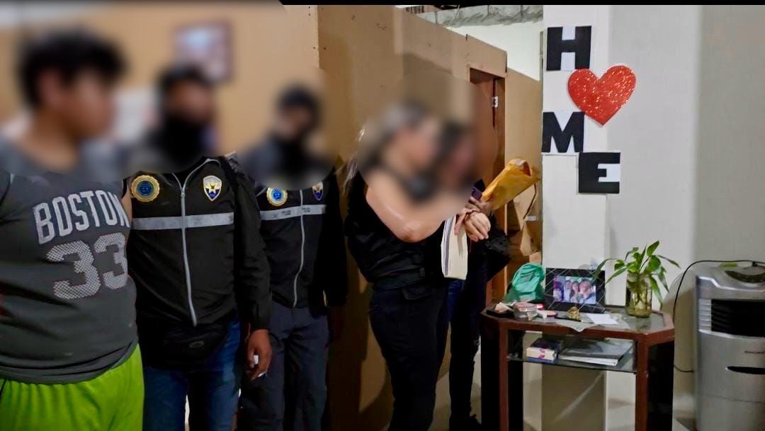 rgarcia25S's tweet photo. #ATENCIÓN | #Guayas: en el marco de una investigación previa por #PornografíaInfantil, #FiscalíaEc y @PoliciaEcuador ejecutaron esta madrugada un operativo en el sector de #MonteSinai, Cooperativa Voluntad de Dios, para detener a Elías Gabriel R., presunto autor del delito. https://t.co/RIHoLRCdPD
