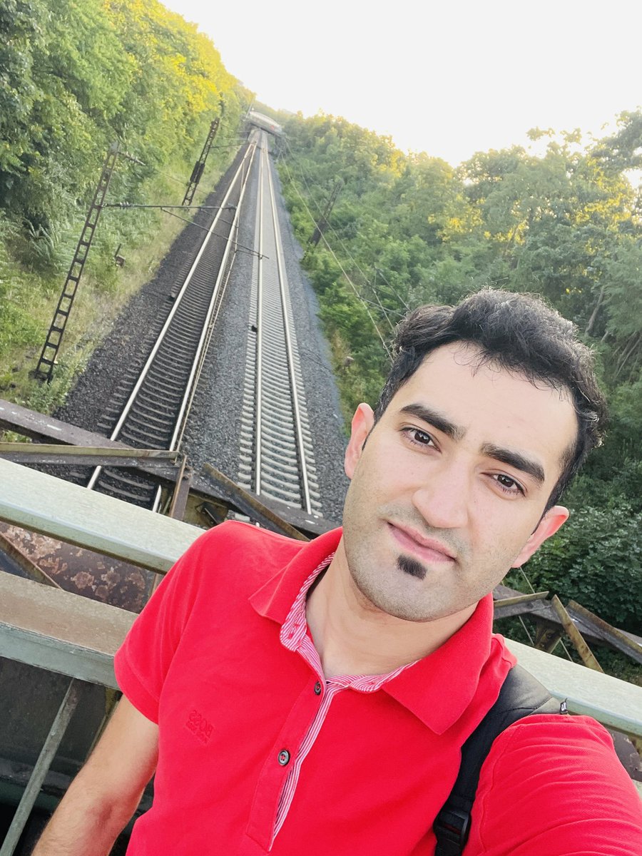 يوه خوبي لکه ايمان مـو سلامت سـاتلې
نه مو قلم خرڅ کړی، نه مو سترګې وګنډلې

ریاض تسنیم