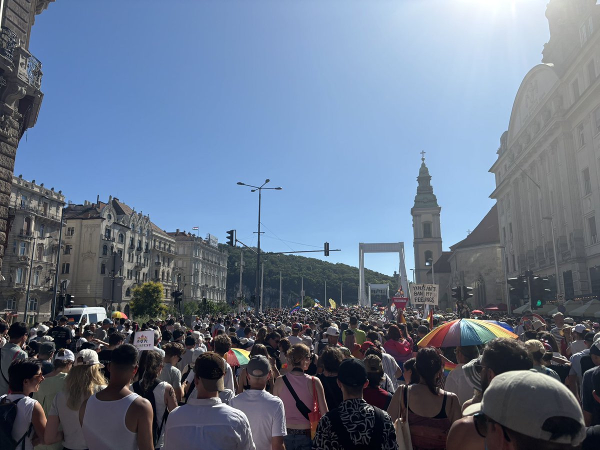 Ennatu Domingo (@ennatuhun) on Twitter photo <a href="/ceu/">Central European University</a> A la regressió democràtica a Hungria i a la retallada de drets generalitzada responem amb unitat i contundència. La mobilització per l’Orgull LGTBI+ del 2025 no te precedents, ha estat un ÈXIT! En part gràcies a la participació i suport de càrrecs electes d’una trentena de països <a href="/ceu/">Central European University</a> A la regressió democràtica a Hungria i a la retallada de drets generalitzada responem amb unitat i contundència. La mobilització per l’Orgull LGTBI+ del 2025 no te precedents, ha estat un ÈXIT! En part gràcies a la participació i suport de càrrecs electes d’una trentena de països