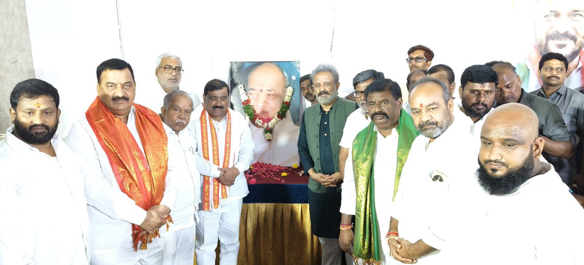 తెలుగు తేజం, బహుభాషా కోవిదుడు, సంస్కరణల రూపశిల్పి, మాజీ ప్రధాని శ్రీ పీవీ నరసింహారావు గారి జయంతి సందర్భంగా  హయత్ నగర్ లో ఏర్పాటు చేసిన కార్యక్రమంలో.. శాసనమండలి చీఫ్ విప్ శ్రీ పట్నం మహేందర్ రెడ్డి గారు, ఎమ్మెల్సీ దయానంద్ గుప్తా గారు, జిల్లా కాంగ్రెస్ పార్టీ అధ్యక్షులు చల్లా