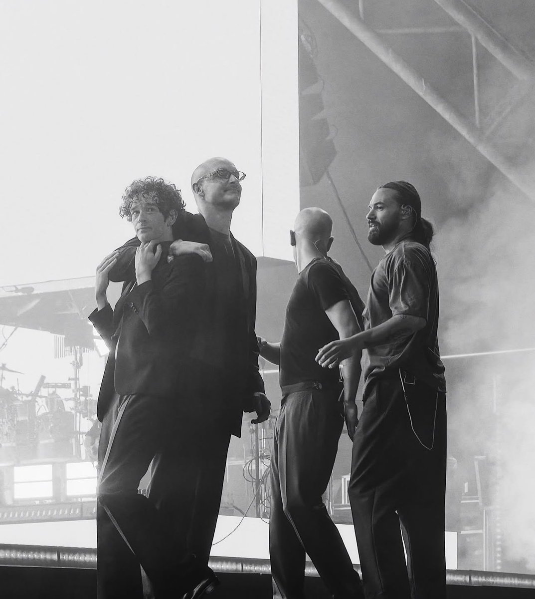 1989healy's tweet image. The 1975 headlining Glastonbury the biggest show of their lives a thread🧵