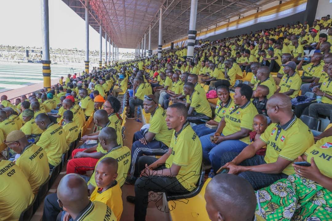 EliasNiy10's tweet photo. 📍Makamba a vibré 🔥🔥🔥🔥
Des jeunes, des couleurs, des chants, de la discipline : tout pour montrer que le #Burundi a choisi l’ordre et la #Paix.
#AigleNoir #NPPCS #Unité
@R_Ndikuriyo @nkurunzizaherm2 @IntumwaNews @sinrenovat @NtareHouse https://t.co/IHRDFpOgmH