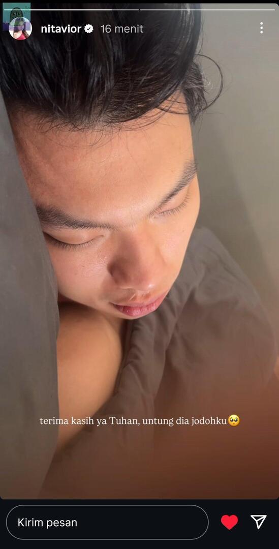 💚 Gess ciwi2 klian yg udah nikah suka merasa bersyukur kyk Vior gini ga si dia smpe nyebut "Terima kasih ya Tuhan, untung dia jodohku"🥹

Berarti Vincent bener-bener memperlakukan dia dgn baik, gue yg terharuu!🥹🤏

SEMOGA KITA DAPET LAKI WARAS JG YA ALLAH! AAMIIN!😇🙏