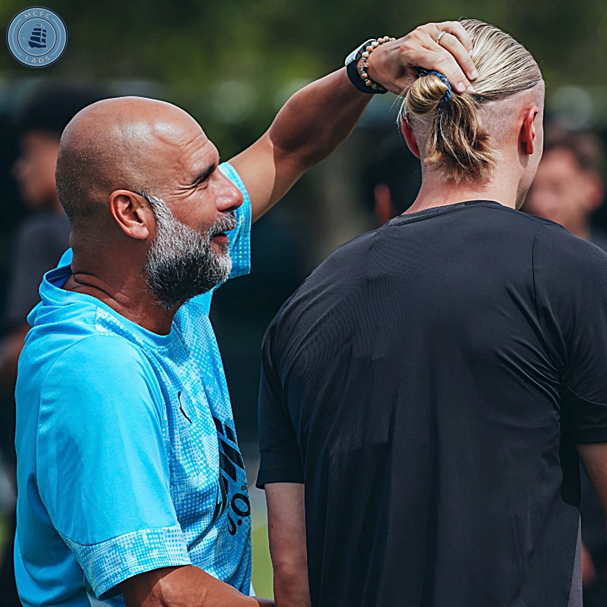 Pep checking out Haaland’s trim 🫣😂