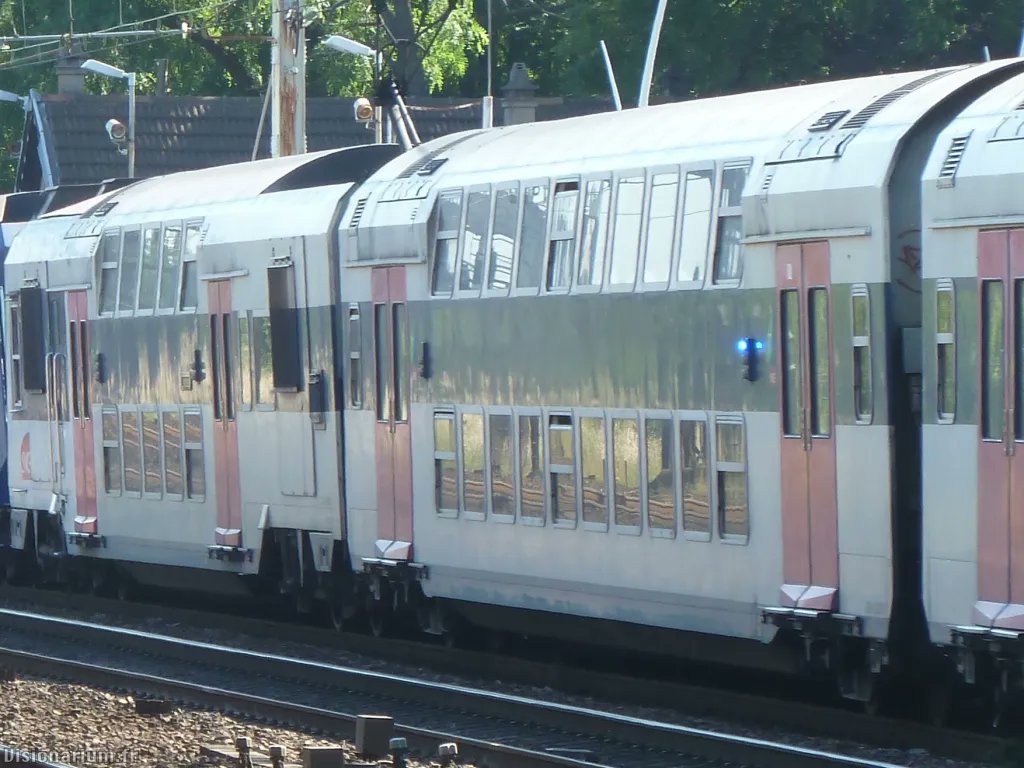openBaku's tweet photo. Petit tips d'actualité. Sur les trains type RER, si vous voyez un voyant fixe allumé sur une rame, ça veut dire qu'il y a un défaut électrique et en général c'est la clim qui est HS.

Choisissez une autre rame et à vous la fraîcheur !

(source : https://t.co/a4chHx3pWS) https://t.co/HYDhP33g8Q