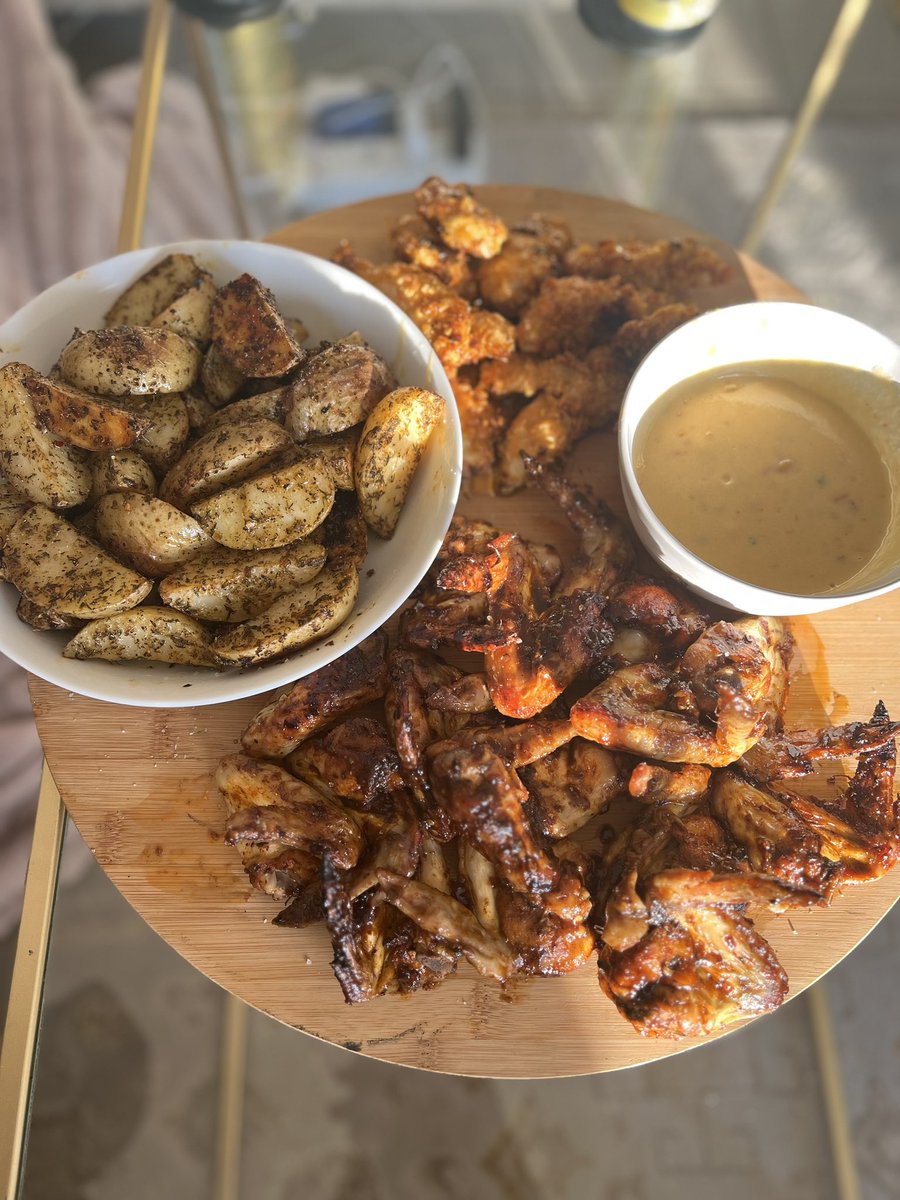 LukanyoMngqolo's tweet photo. Prepared a quick snack just before the #SpringboksVSBarbarians game https://t.co/QTPd63XBYI